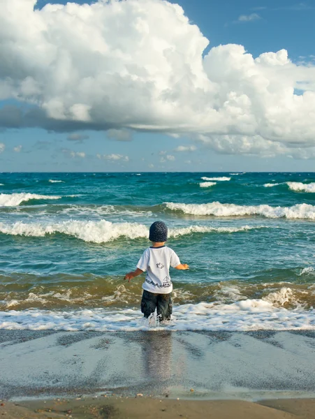 Junge geht im Meer spazieren — Stockfoto