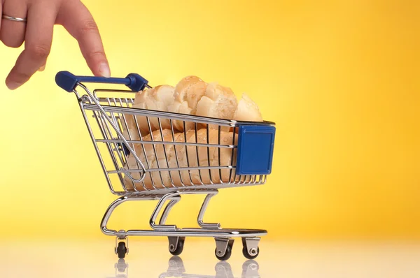 Metall shopping vagn fylld med bröd — Stockfoto