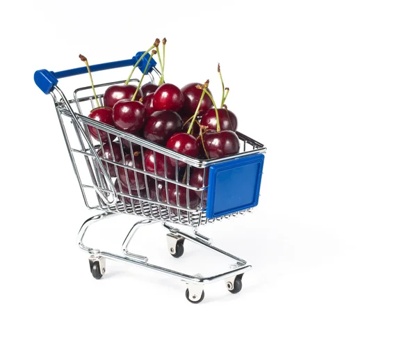Alışveriş arabası metal cherry ile dolu — Stok fotoğraf