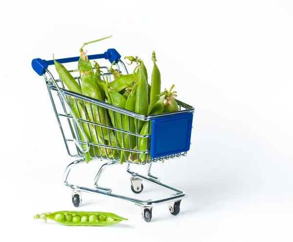 Alışveriş arabası metal dolu yeşil börek ile — Stok fotoğraf