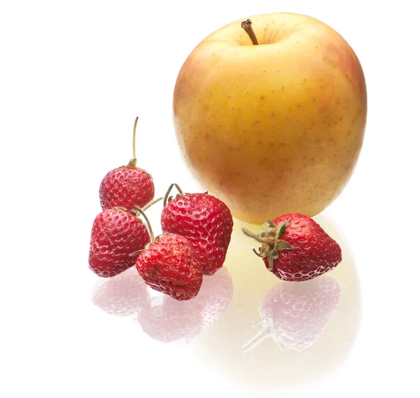 Leckere Erdbeeren und Äpfel — Stockfoto
