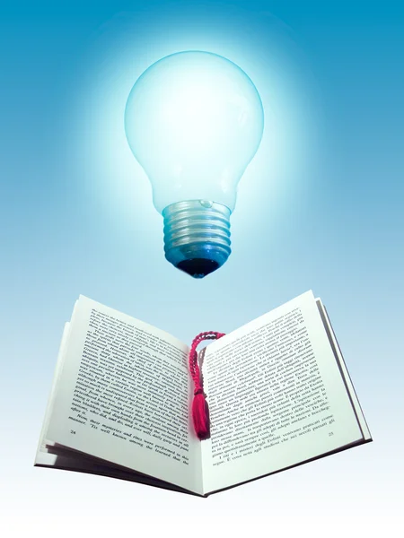 Книга і лампочка — стокове фото