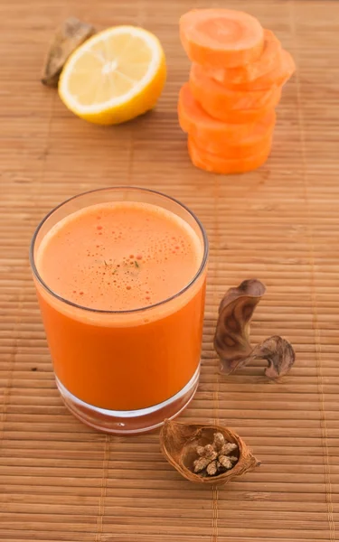 Fresh carrot juice and fruit — Stock Photo, Image