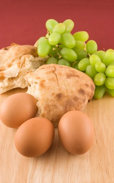 Pão fresco com ovos e uvas — Fotografia de Stock
