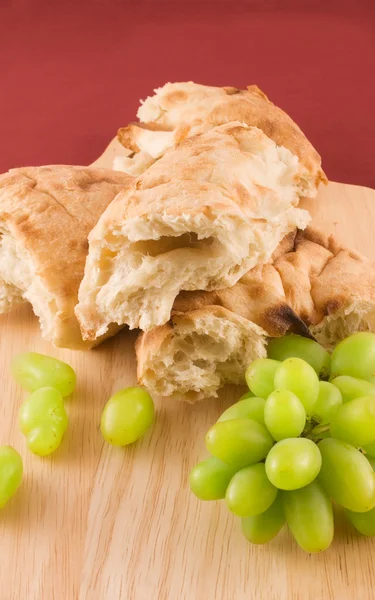 Pão fresco com uvas — Fotografia de Stock