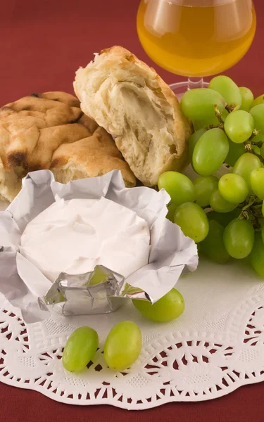 Pão fresco com uvas e queijo — Fotografia de Stock