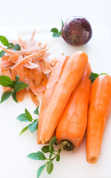 Peeled carrots and onion — Stock Photo, Image