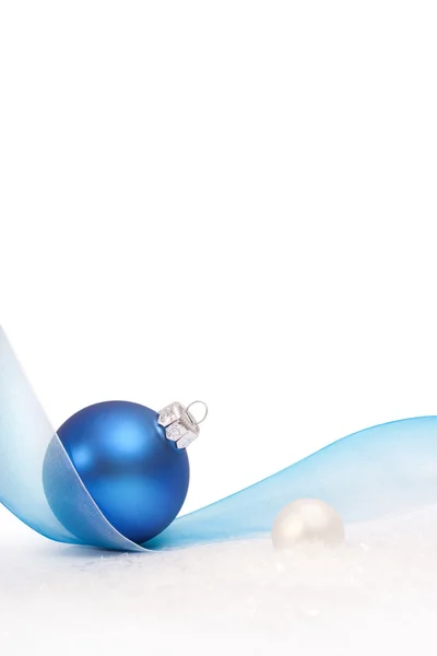 Zilveren Kerstbal en zachte blauw lint — Stockfoto