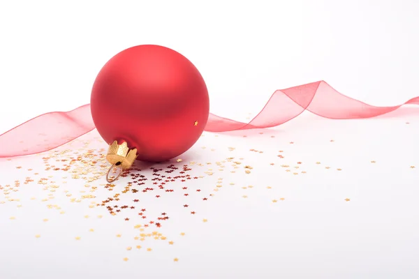 赤いクリスマス安物の宝石と赤いリボン — ストック写真