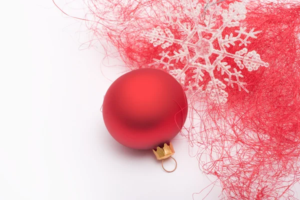 Röd christmas småsak och snöflinga — Stockfoto