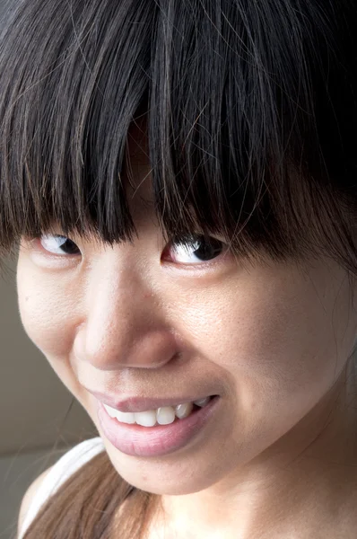 Gros plan d'une fille asiatique souriante — Photo