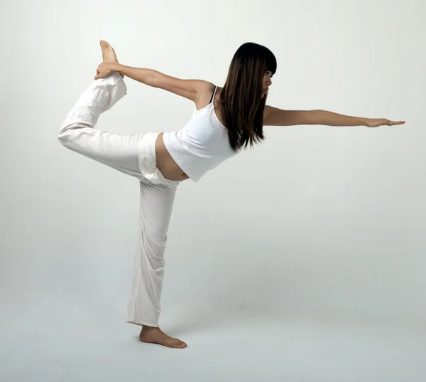 Ázsiai lány teljesítő jóga állni a helyzet, a világos háttér — Stock Fotó