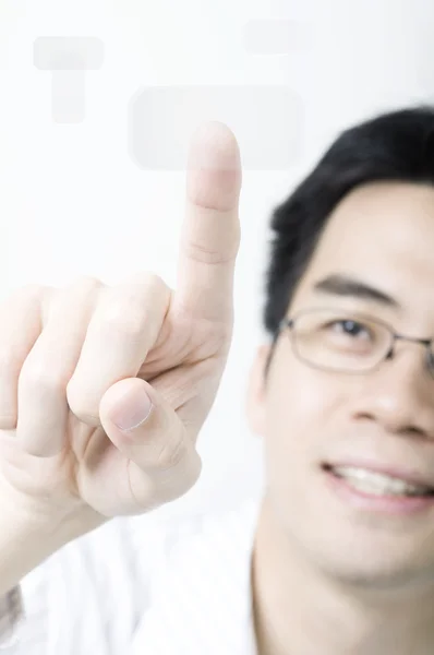 Азиатский бизнесмен нажимает на кнопку сенсорного экрана — стоковое фото
