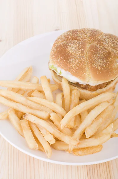 Hamburger en chips — Stockfoto