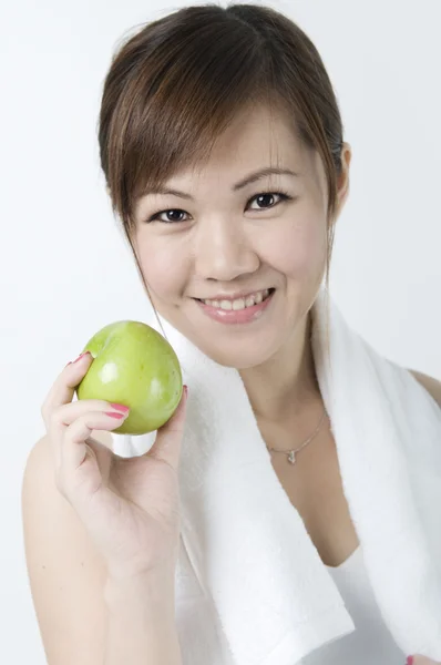 Asiatisk tjej med grönt äpple — Stockfoto
