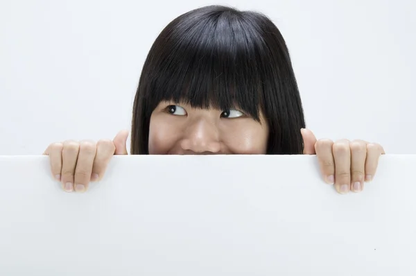 Azjatycki dziewczyna ukrywa się z zarządu puste karty — Zdjęcie stockowe