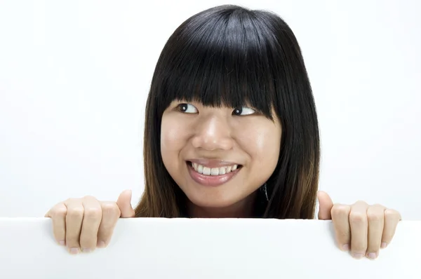 Aziatisch meisje lachend met een lege kaart bord — Stockfoto