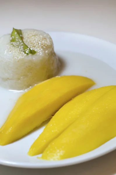 Thaise dessert van kleefrijst mango — Stockfoto
