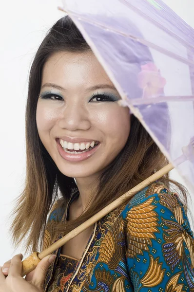 Chica malaya Aian sonriendo con kebaya y paraguas — Foto de Stock