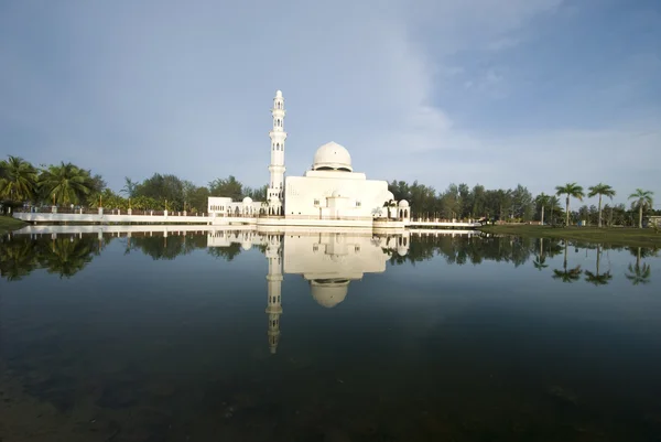 Пейзаж фото исламской мечети с отражением — стоковое фото