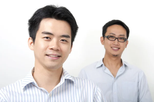 Dois jovens executivos asiáticos — Fotografia de Stock