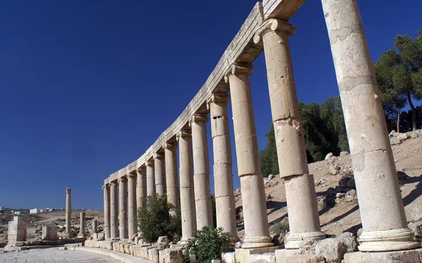 Colunas antigas em Jordânia — Fotografia de Stock