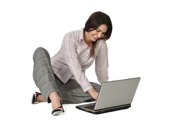 Jovem menina bonita olhando para laptop — Fotografia de Stock