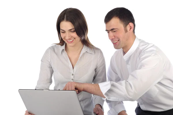 Mann und Frau blicken auf Laptop und lachen Stockfoto