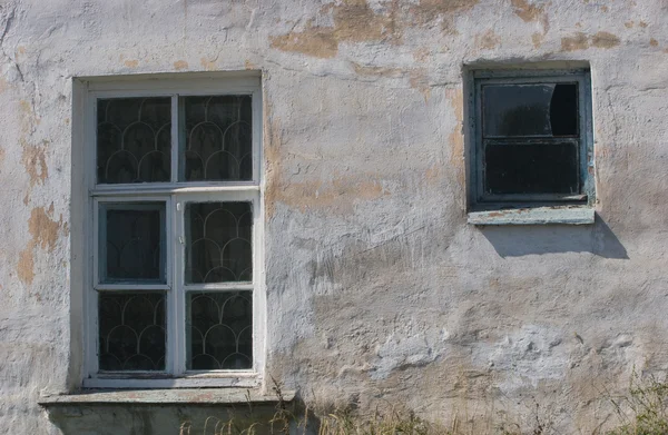 Das Fenster des alten Hauses — Stockfoto