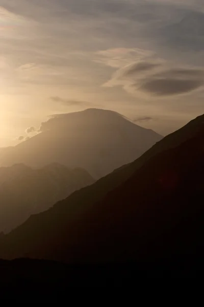 Solnedgång i bergen — Stockfoto