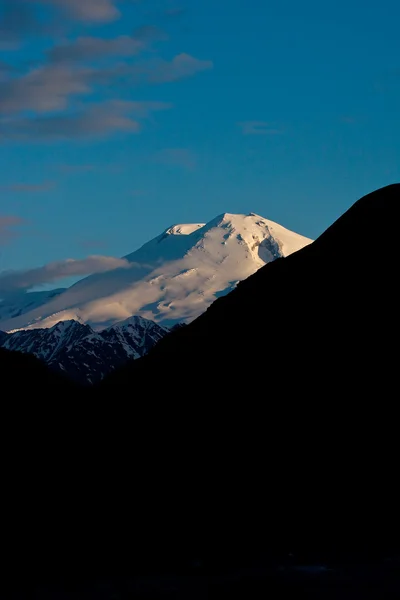 Akşam dağlar — Stok fotoğraf