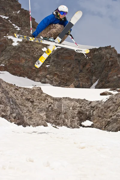 ฟรีไรเดอร์ กระโดดบนภูเขา — ภาพถ่ายสต็อก