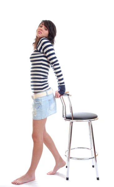 Půvabná brunetka pózuje s stolička — Stock fotografie