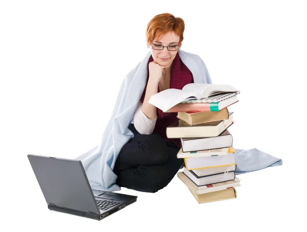 Dizüstü bilgisayarı ve kitapları olan kız — Stok fotoğraf