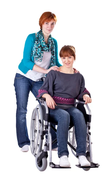Δύο κορίτσια ένα αναπηρικό καροτσάκι — Φωτογραφία Αρχείου