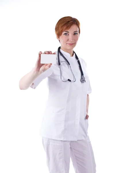 Médico jovem com cartão de visita em branco — Fotografia de Stock