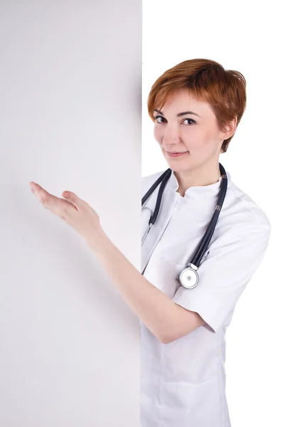 Médico jovem com quadro branco em branco — Fotografia de Stock