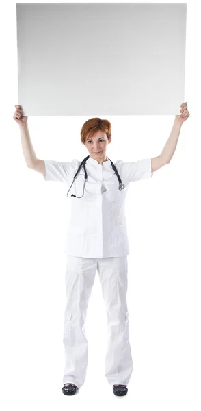 Médico joven con pizarra blanca en blanco — Foto de Stock