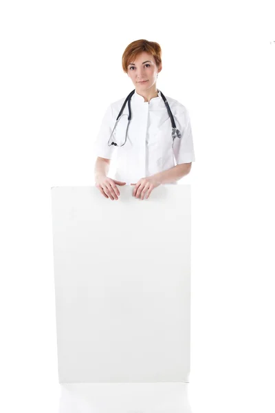 Médico joven con pizarra blanca en blanco —  Fotos de Stock