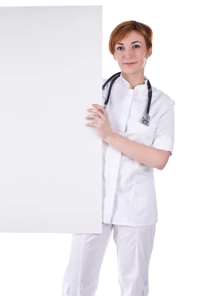 Médico joven con pizarra blanca en blanco — Foto de Stock