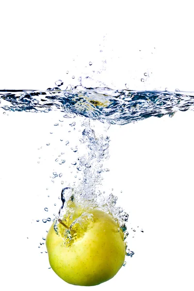 सफरचंद पाण्यात स्प्लॅश — स्टॉक फोटो, इमेज