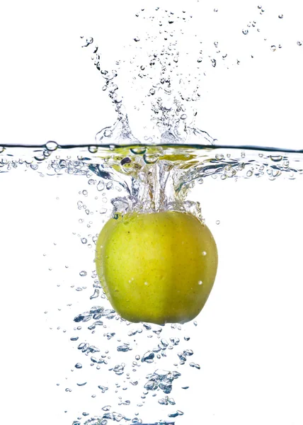 सफरचंद पाण्यात स्प्लॅश — स्टॉक फोटो, इमेज