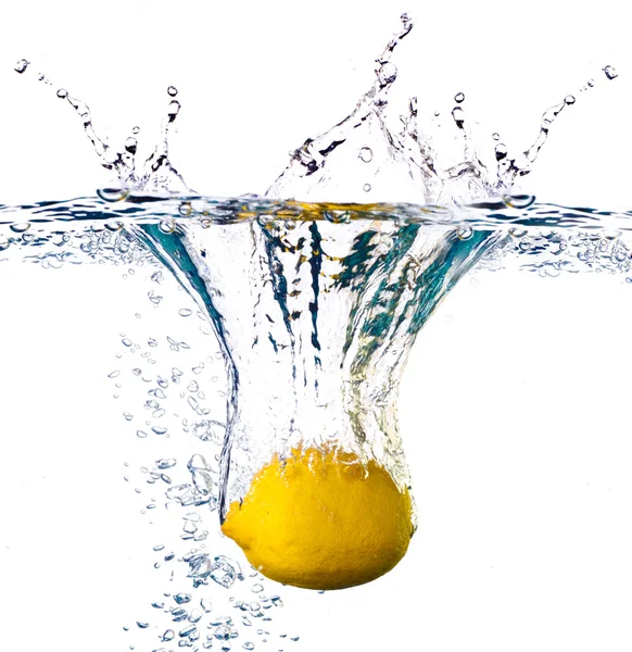 Zitrone im Wasser — Stockfoto