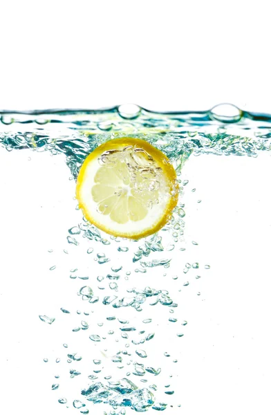 Нарезанный лимон в воде — стоковое фото