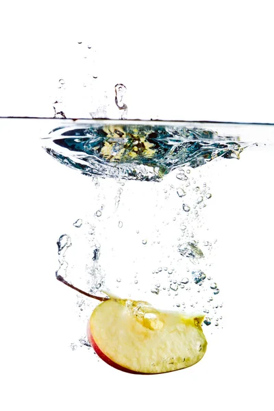 Omena vedessä — kuvapankkivalokuva