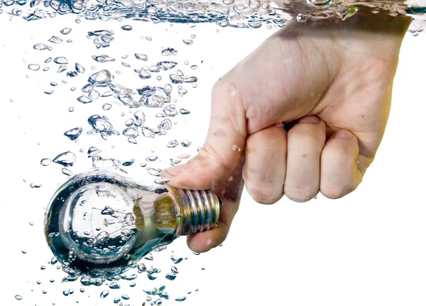 Рука и лампочка в воде — стоковое фото