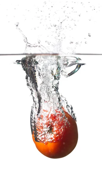 Tomate dans l'eau — Photo