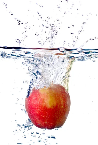 Pomme éclaboussure dans l'eau — Photo