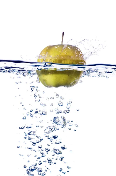 Apple plaska i vatten — Stockfoto