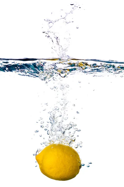 Sudaki limon — Stok fotoğraf